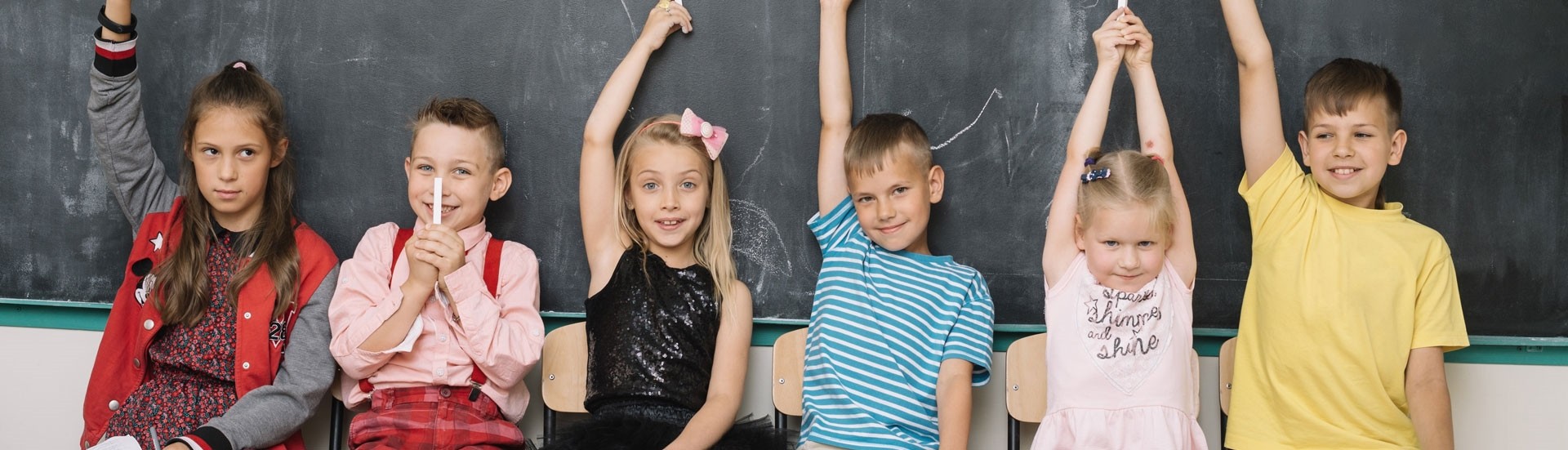  Bild: Kinder stehen vor einer Tafel 